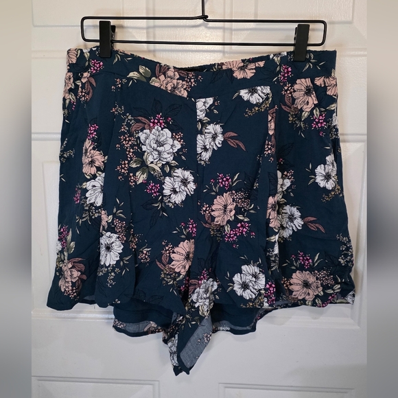 torrid Pants - NWT Torrid Floral Rayon Shorts Size 0
